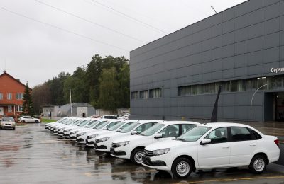 Новые автомобили от Отделения СФР по Новосибирской области получили 22 пострадавших на производстве жителя региона