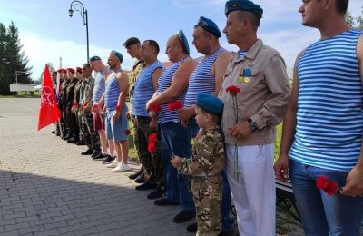 Бойцы ВДВ района традиционно в свой праздник возложили цветы к памятникам героям-землякам