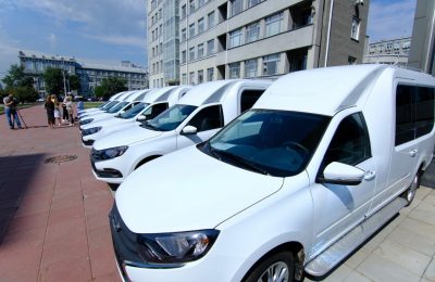 Семьям, принявшим на воспитание детей из ЛНР, вручили автомобили
