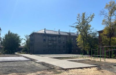 Новосибирские строители завершают обустройство детской и спортивной площадок в подшефном квартале Мариуполя