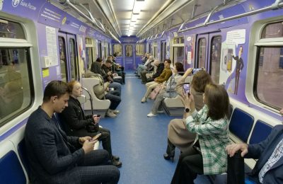 В Новосибирском метро появился состав с вагоном финансовой грамотности