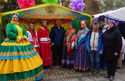 В Дне дружбы в Калиниском районе приняли участие мошковские артисты и товаропроизводители