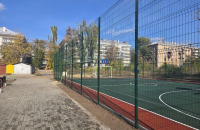 Новосибирские строители обустроили детскую и спортивную площадки в подшефном квартале Мариуполя