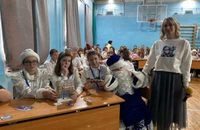 Квиз «Молодежный ЧИТАЙмер» по книге А. Жвалевского и Е. Пастернак «Правдивая история Деда Мороза» прошёл в Сокурской школе №19