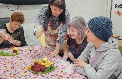 Стряпать капкейки учат людей с ОВЗ в Мошковском районе