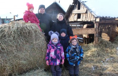 «Мы – деревенские!»: как соцконтракт помогает многодетным семьям Мошковского района