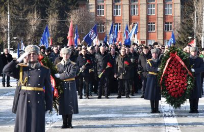 Андрей Травников вместе с новосибирцами возложил цветы на Монументе Славы
