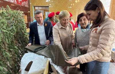 Поздравили ветеранов и встретились с волонтёрами
