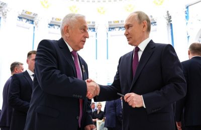Владимир Путин вручил Звезду Героя  Николаю Харитонову