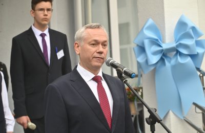 Губернатор Андрей Травников поздравил школьников Новосибирской области с Днём знаний