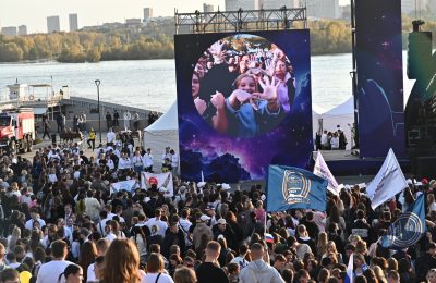 Десять тысяч студентов принесли Клятву первокурсника на Михайловской набережной