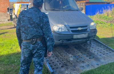 В Мошковском районе судебные приставы изъяли автомобиль за долги