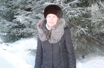 Новогодний подарок Раисы Константиновны: жительница Мошково подарила посёлку новогоднюю ель