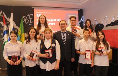 «Мы – граждане России»: в День Конституции юные мошковчане получили паспорта