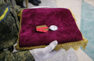 Медаль Жукова вручили в регионе участнику специальной военной операции