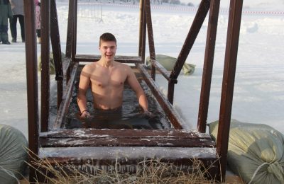 Уже более 50-ти жителей Мошковского района окунулись в крещенскую купель на Романовском пруду
