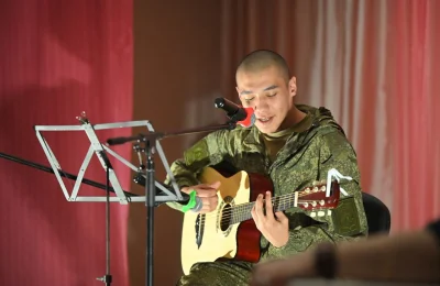 «ТутПоют»: в ДК «Зпадный» проходят квартирники с участием военнослужащих