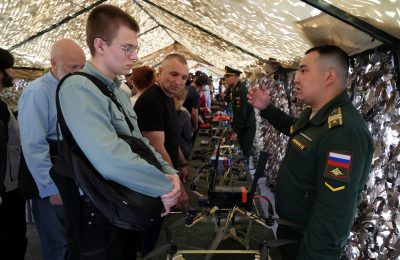 В День Победы в Новосибирске проходит акция «Служба по контракту — Твой выбор!»