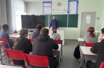 Старшеклассникам Мошковского района рассказали об ответственности за участие в дропперстве и диверсионных действиях