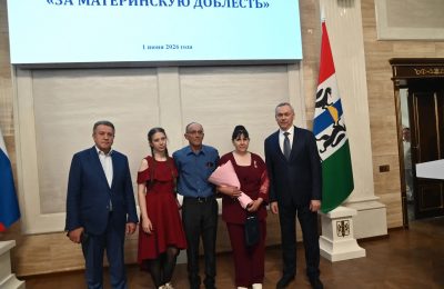 Многодетную маму из Мошковского района наградили в Правительстве региона