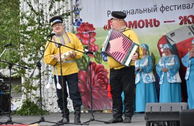 Наигрыши, страдания и частушки «под язык»: в межрегиональном фестивале гармонистов и частушечников приняли участие мошковские артисты.